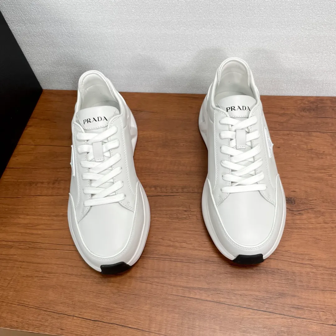 💰780 Code: YS003645 Prada/Prada men's new leather sneakers. This leather sneaker presents a modern version, reinterpreting the brand's archive style with clean lines and smooth details. The shoes are made of imported calf leather, which is fine, soft and resistant to creases. It is decorated with a triangular metal logo on the outside, bright TPU decoration on the heel, and a longer and padded inner heel design, making it more comfortable to wear. The tongue is decorated with a silk-screen logo, and is paired with a hollow rubber sole on the heel. The full cowhide lining comes standard with logo cowhide feet, making the upper foot more comfortable, versatile and durable! Comes with full original packaging! Code number: 39-40-41-42-43-44 Standard leather shoe size (45 can be customized and does not support returns) Item number: 2EE918 leather white